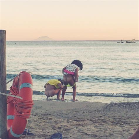 scopare in spiaggia|[Video] Ragazze ubriachissime in spiaggia fanno di tutto .